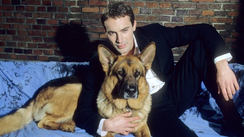 Gedeon Burkhard mit Schäferhund Rex in einer Szene aus "Kommissar Rex"
