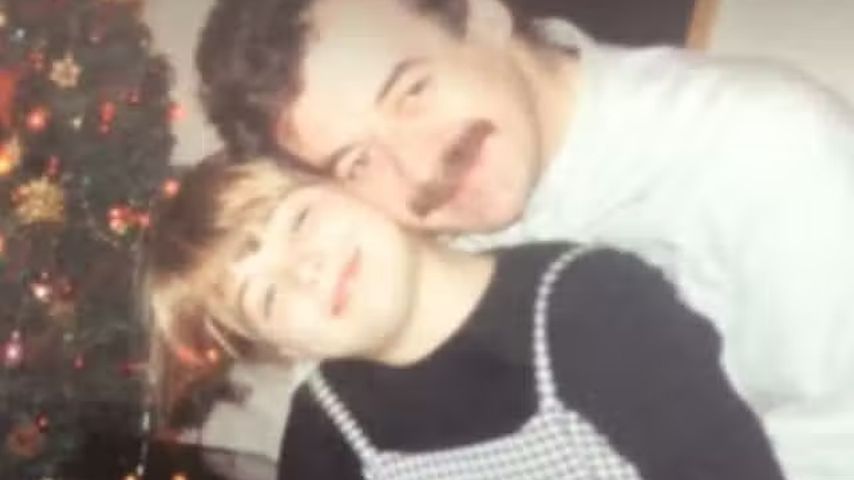 Gemma Atkinson als kleines Mädchen mit ihrem Vater