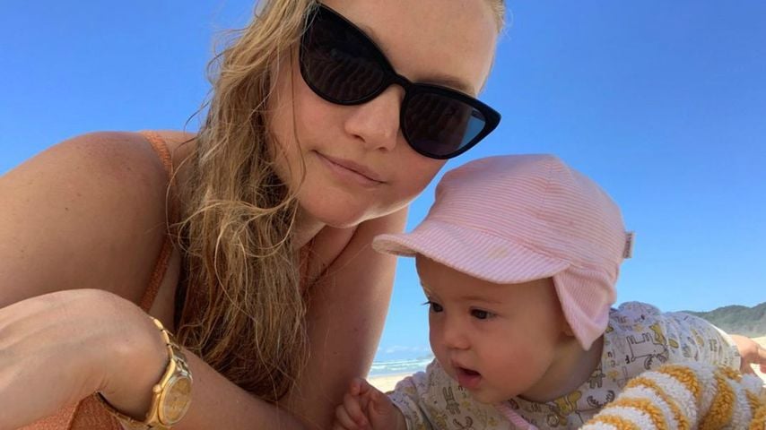 Gemma Ward und ihre Tochter Kirra am Strand