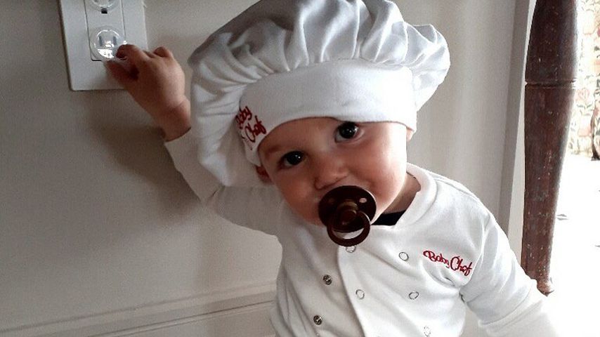 Welches Promi-Baby ist hier als süßer Mini-Koch verkleidet?