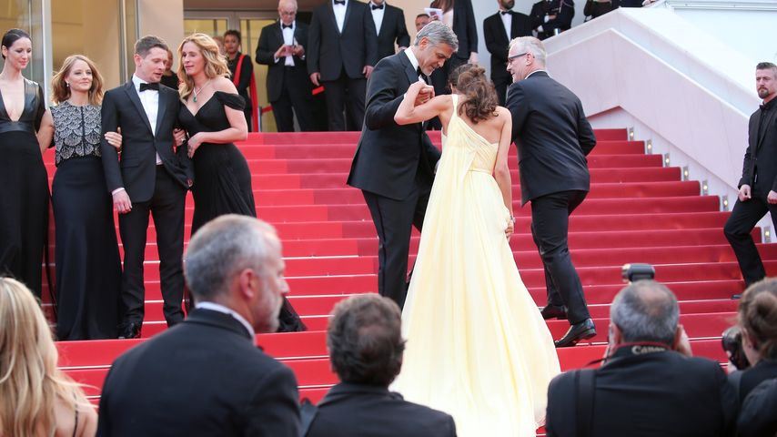So süß hilft George Clooney Amal aus der Kleider-Patsche