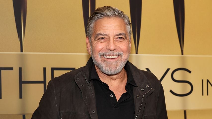 George Clooney strahlt an seinem 64. Geburtstag