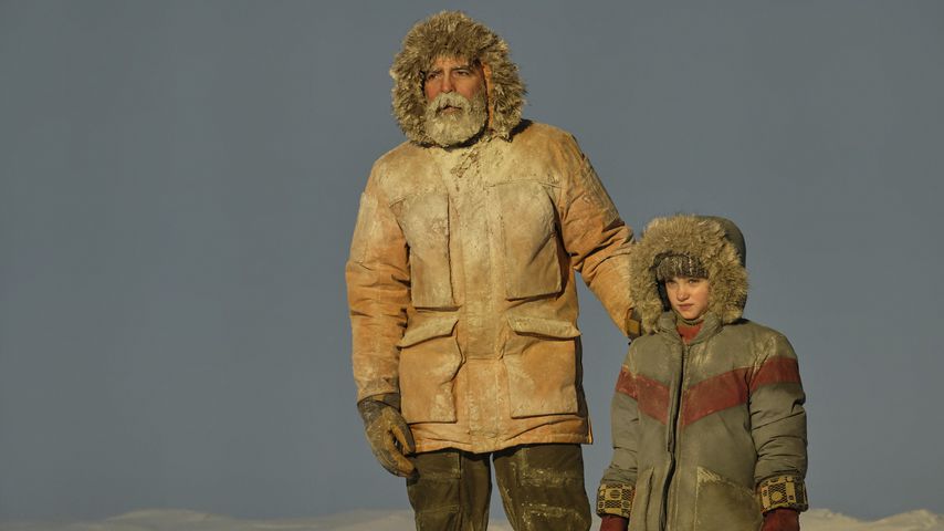 George Clooney und Caoilinn Springall in "The Midnight Sky"