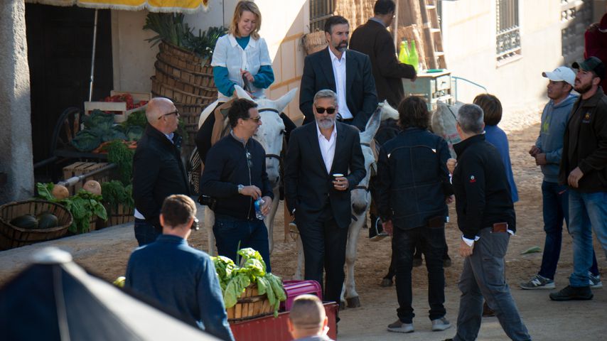 George Clooney zusammen mit der Crew von Nespresso