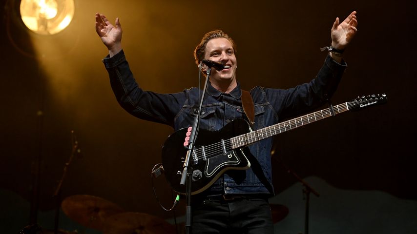 George Ezra bei einem Konzert in Glastonbury, 2022