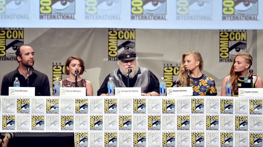 George R. R. Martin (m.) mit einigen vom "Game of Thrones"-Cast
