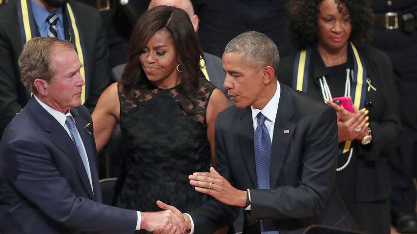 Das Internet lacht: Michelle Obama knuddelt George W. Bush!
