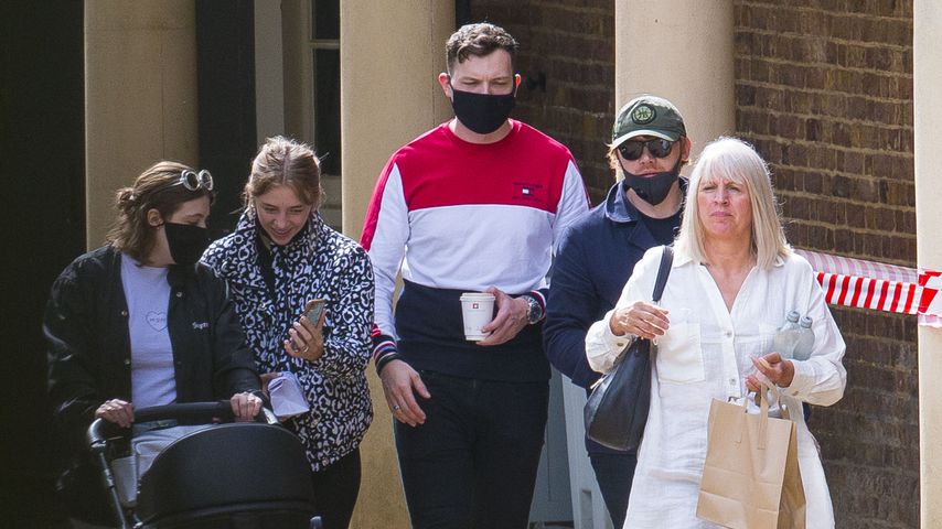 Georgia Groome (l.) und Rupert Grint (2.v.r.) bei einem Familienausflug