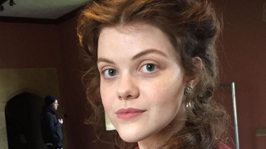 Georgie Henley am Set von "The Spanish Princess"