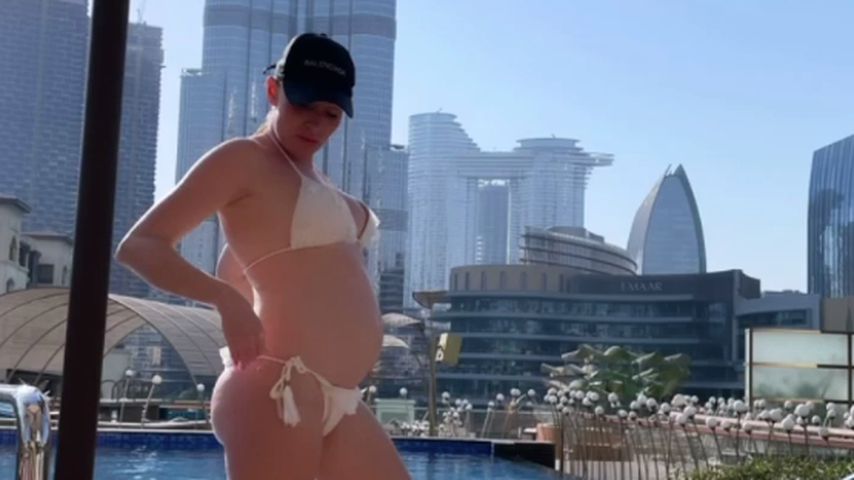 Am Pool: Georgina Fleur teilt Babybauch-Foto im Bikini