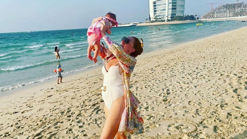 Georgina Fleur mit ihrer Tochter am Strand