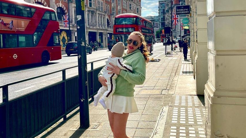 Georgina Fleur im Juli 2022 in London mit ihrer Tochter