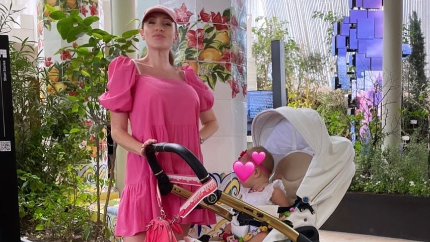 Georgina Fleur steht alleine in Geburtsurkunde ihrer Tochter