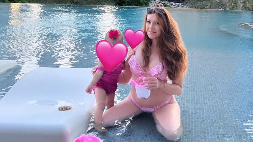 Süße Badenixen: Hier planscht Georgina Fleur mit ihrem Kind