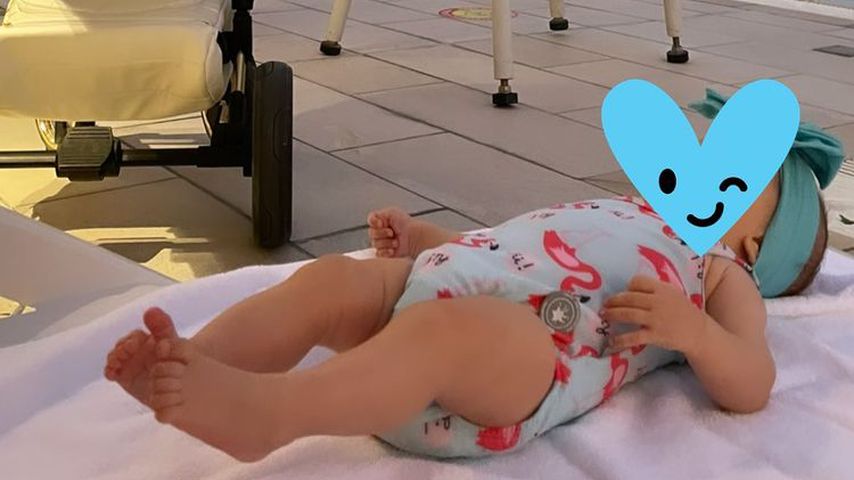 Georgina Fleurs Tochter am Pool, November 2021