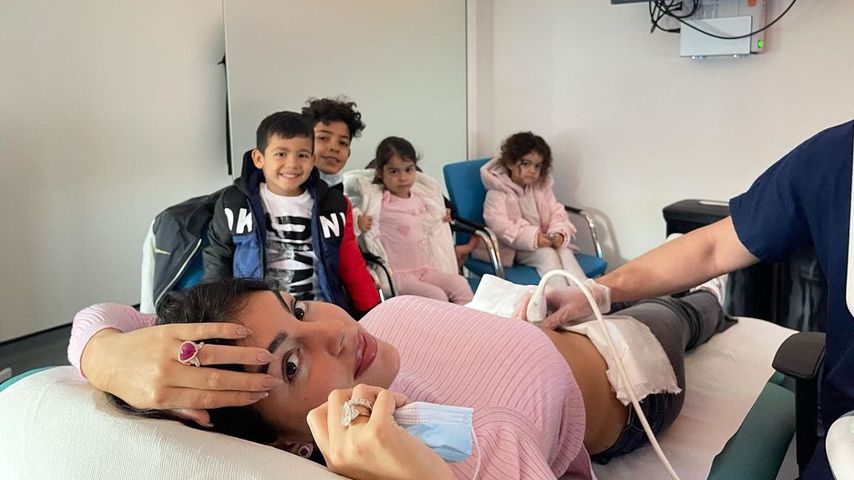 Kids sehen zu: Cristiano Ronaldos Georgina macht Ultraschall