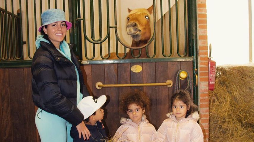Georgina Rodriguez mit ihrer Tochter Alana (zweite v.l.) und ihren Stiefkindern Mateo und Alana