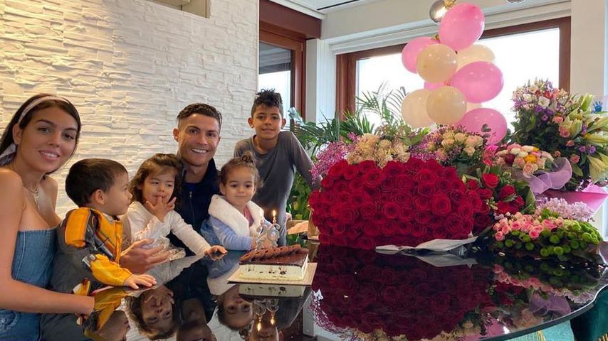 Riesiger Rosenstrauß: So gratuliert Ronaldo seiner Liebsten