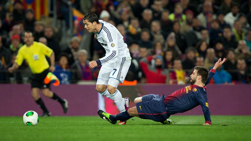 Gerard Piqué foult Cristiano Ronaldo