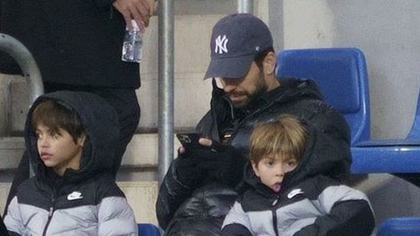 Gerard Piqué lässt mit Söhnen Seele bei Fußballspiel baumeln