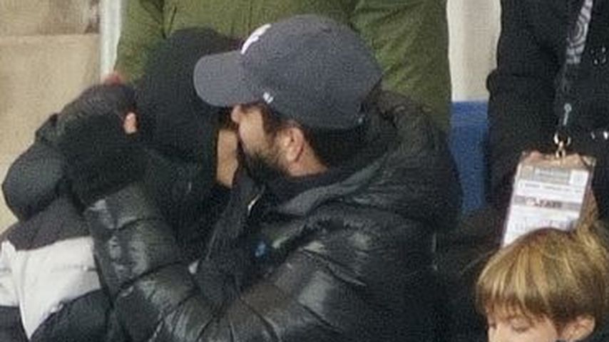 Collage: Gerard Piqué mit seinen Söhnen im Stadion, November 2022