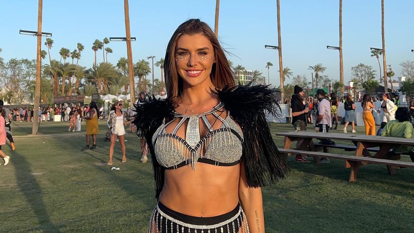 Nackte Haut, Glitzer, Neonfarben: Die Coachella-Trends 2022