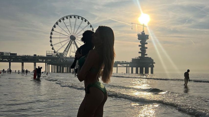 Gerda Lewis mit ihrem Hund in Holland