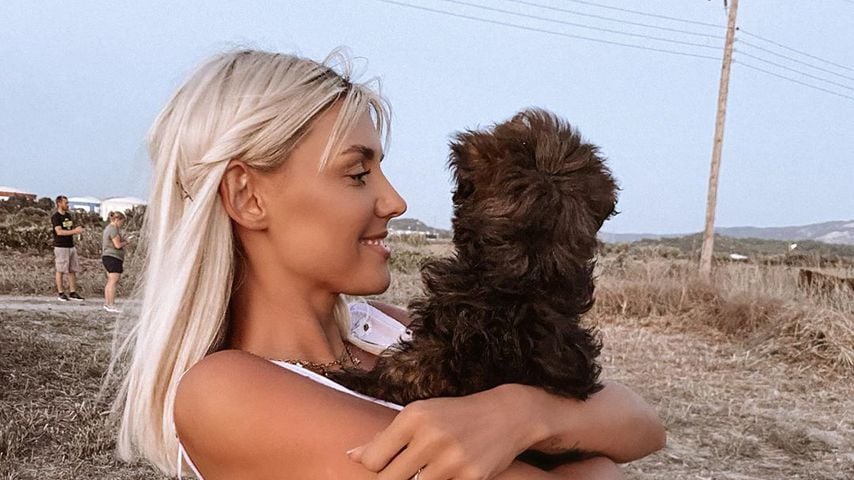 Gerda Lewis mit ihrem Hund, August 2020