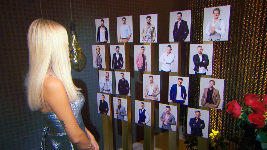 Gerda Lewis schaut auf die Fotos ihrer Bachelorette-Kandidaten