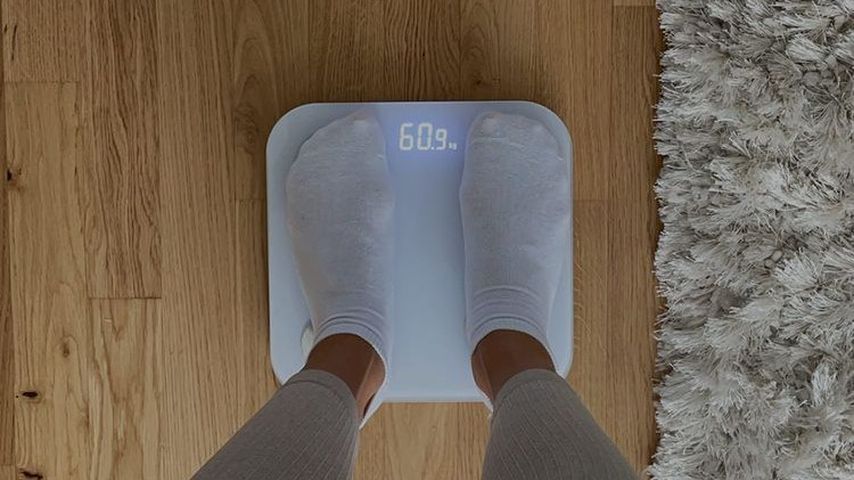 Gerda Lewis auf der Waage