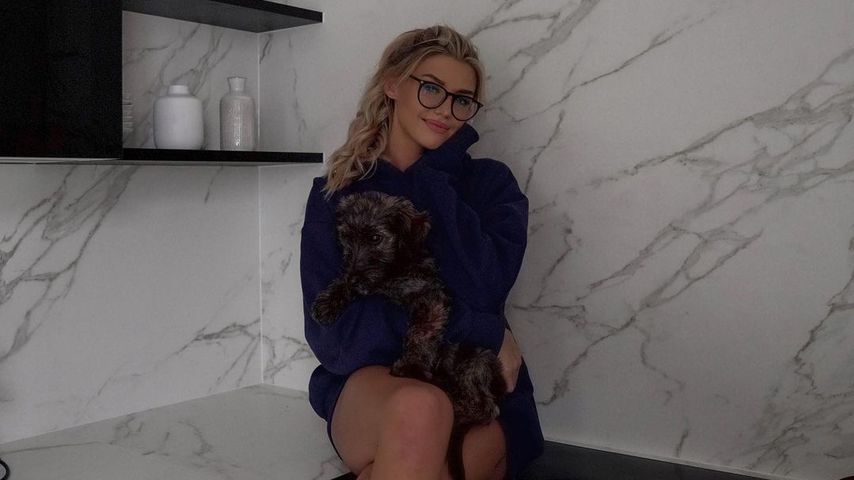 Gerda Lewis und ihr Hund Teddy, November 2020