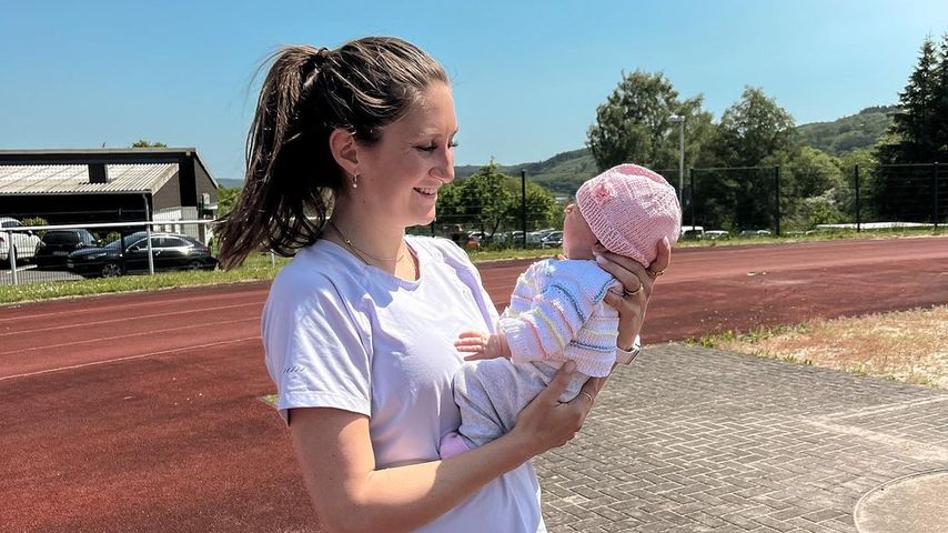 Mit Tochter Lola im Arm: Gesa Krause zurück auf der Laufbahn