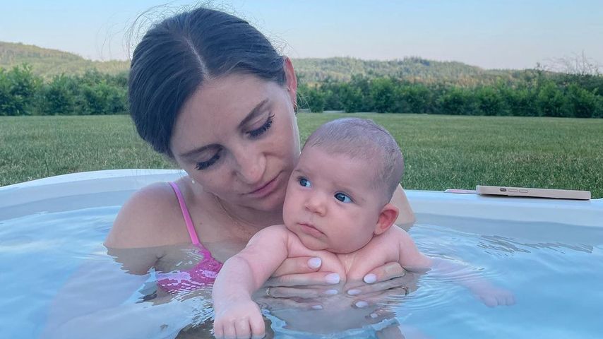 Süße Erfrischung: Gesa Krause planscht mit Tochter im Pool
