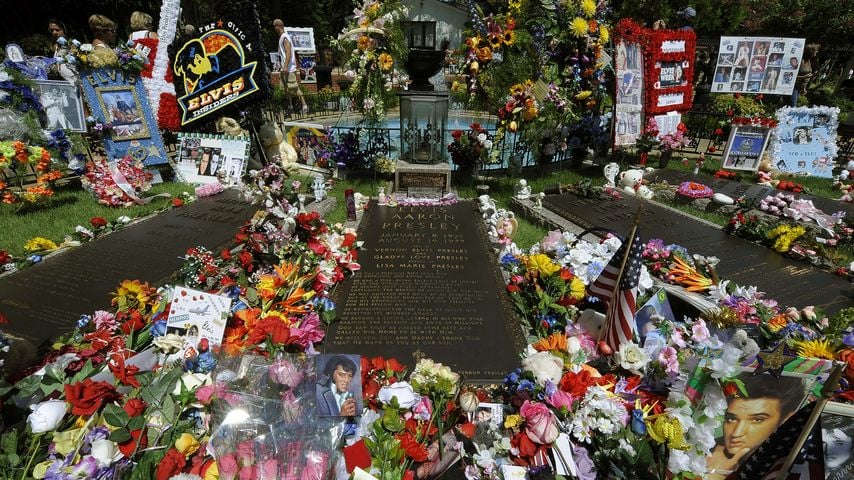 Geschenke und Blumen für Elvis Presley an seinem Grab in Graceland am 16. August 2010, fotografiert von Timothy A. Clary/Afp via Getty Images