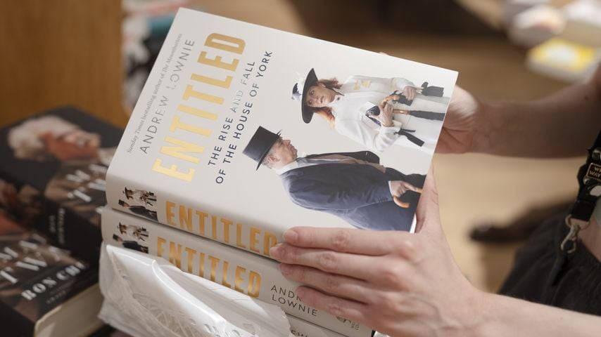 Andrew Lownies "Entitled: The Rise and Fall of the House of York" bei Waterstones Piccadilly in London, fotografiert von Ming Yeung, 2025