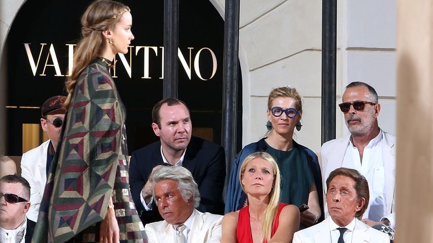 Bei Valentinos "Mirabilia Romae" in Rom: Giancarlo Giammetti, Gwyneth Paltrow und Valentino Garavani verfolgen die Show