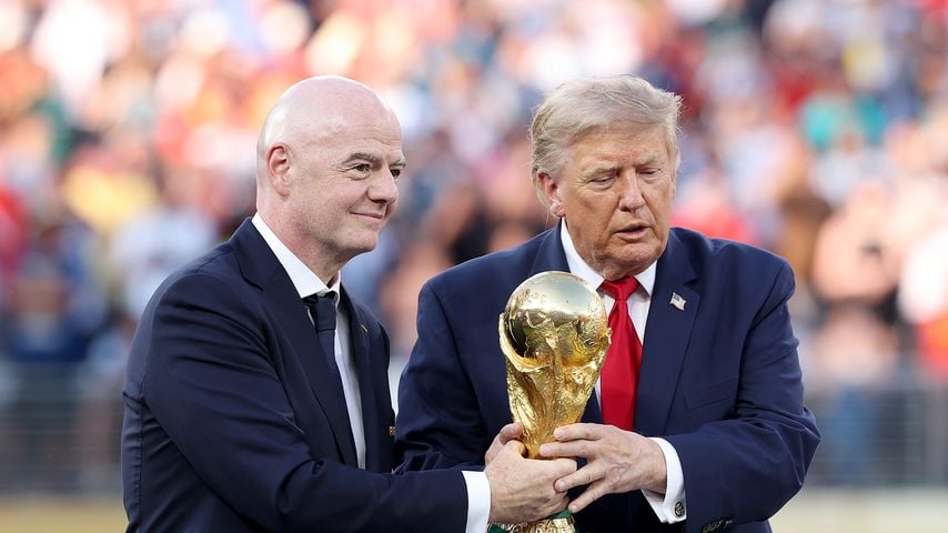 Gianni Infantino und Donald Trump präsentieren den WM-Pokal bei der Siegerehrung in East Rutherford, 19. Juli 2026