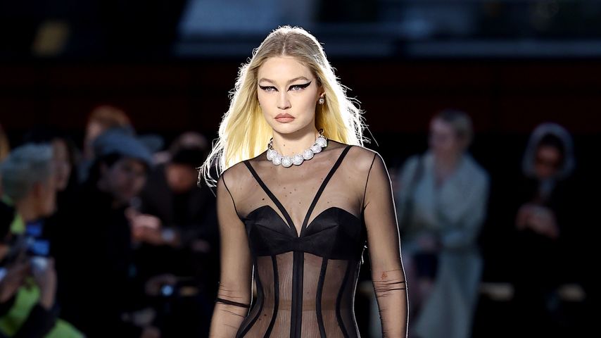 Gigi Hadid auf der Versace-Modenschau im März 2023