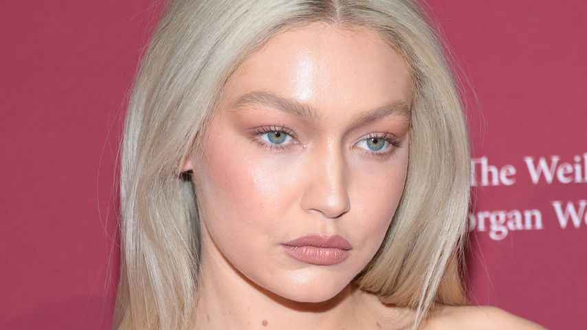 Lässige Mama: Gigi Hadid in Crop-Top und Mom-Jeans unterwegs