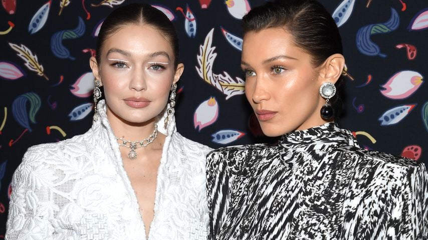 Gigi Hadid und Bella Hadid bei der Harper's Bazaar Exhibition während der Paris Fashion Week 2020 im Musée des Arts Décoratifs