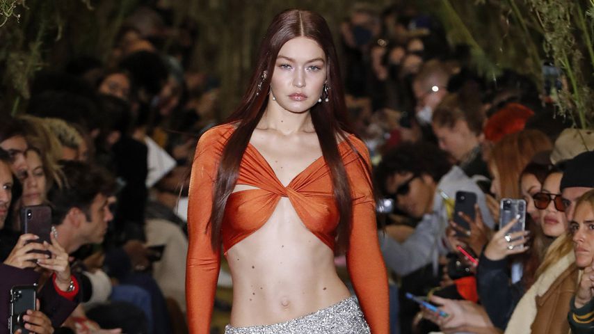 Gigi Hadid auf der Paris Fashion Week im September 2021