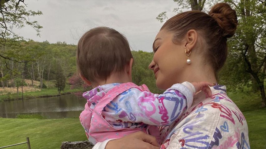 Gigi Hadid mit ihrer Tochter Khai im Mai 2021