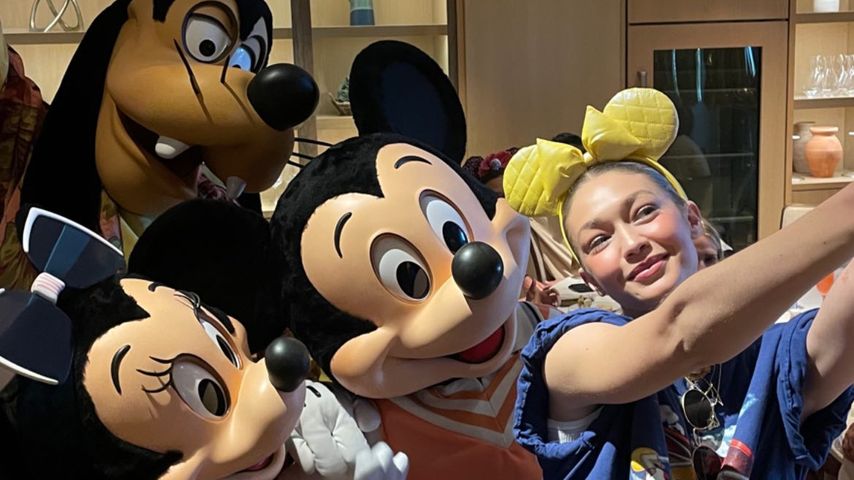 Gigi Hadid mit Minnie Maus, Mickey Maus und Goofy