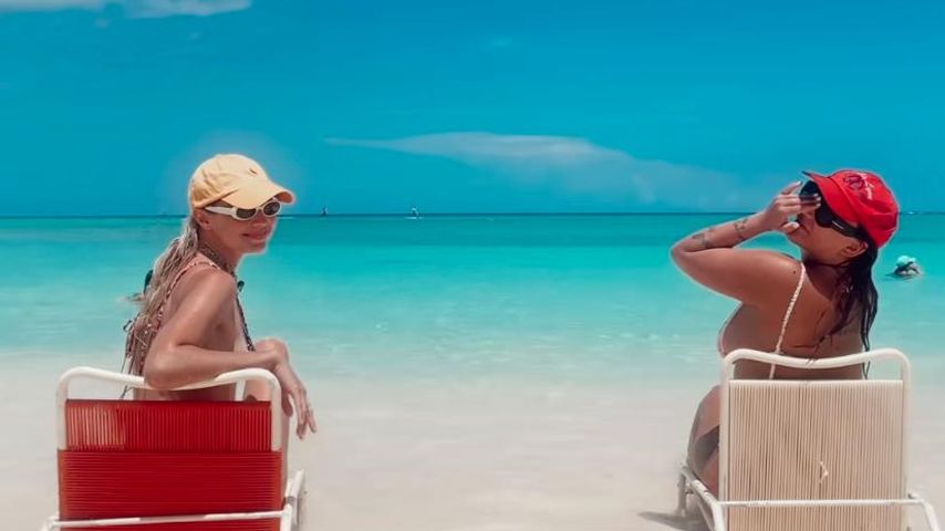 Gigi Hadid und ihre Freundin, Juli 2023 auf den Kaimaninseln