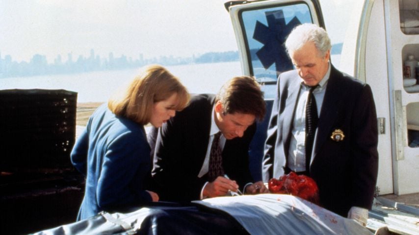 Gillian Anderson, David Duchovny und James Handy am Set von "The X-Files" (1995)