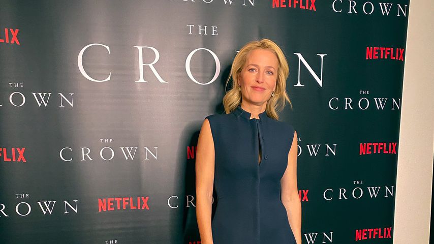 Gillian Anderson zu Hause bei der "The Crown"-Premiere