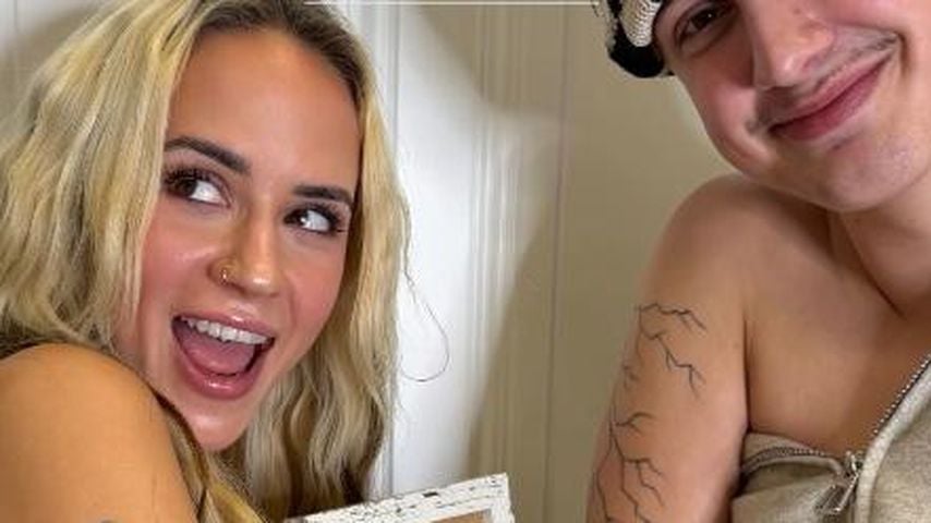 Gina Beckmann und Leon Content zeigen ihr neues Tattoo der "Glückswimper"