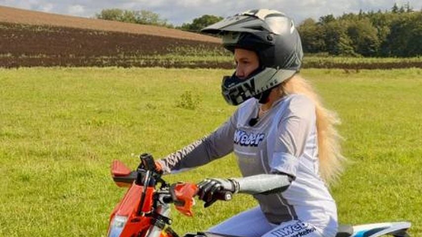 Gina Rühl mit Arm-Prothese fährt wieder Motorrad
