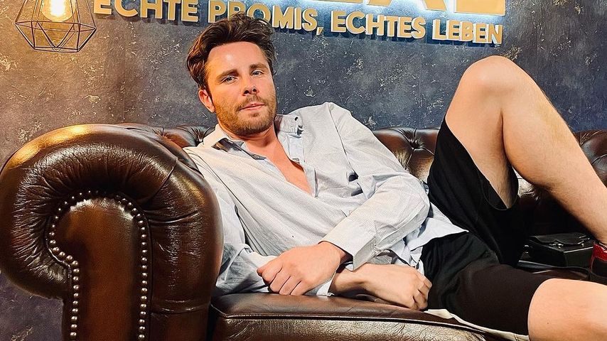 Gino Bormann liegt auf Couch