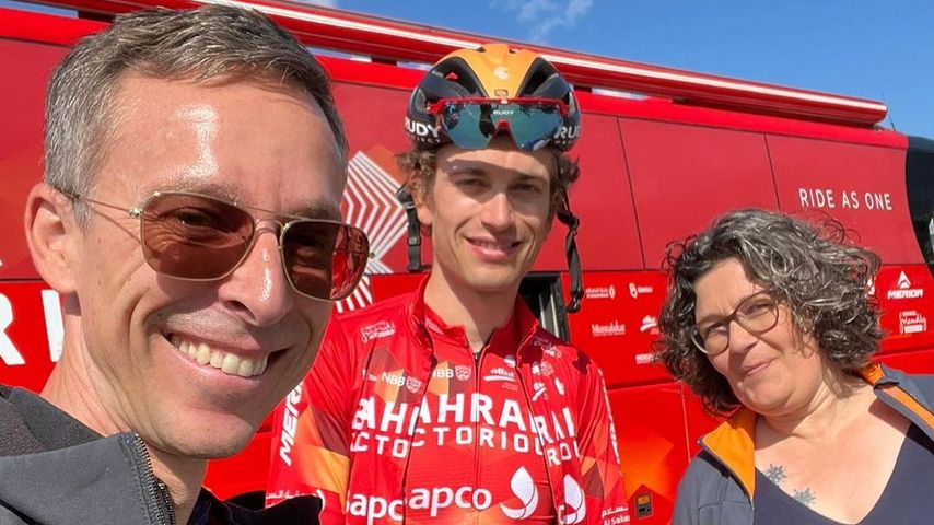 Gino Mäder mit seinen Eltern Andreas und Sandra